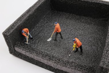 bir adam kazma beton yol küçük rakam