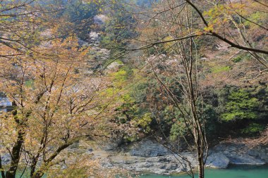 Arashiyama dağın Kyoto önünde Katsura Nehri