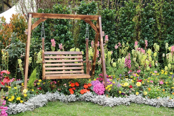 Jardín perenne cama de flores en primavera —  Fotos de Stock