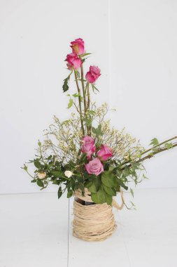 beyaz zemin üzerine çiçek buketi