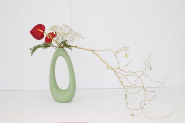 beyaz zemin üzerine çiçek buketi