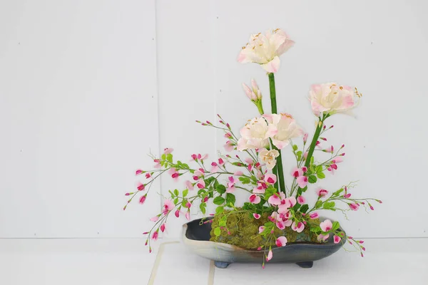Buquê de flores em um fundo branco — Fotografia de Stock