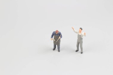 Beyaz arka plan üzerinde Mini işçi izole