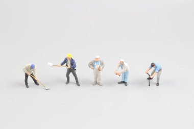 Beyaz arka plan üzerinde Mini işçi izole