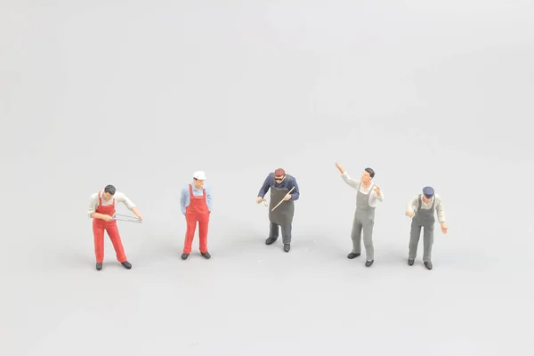 Los Mini trabajadores se aíslan en el fondo blanco — Foto de Stock