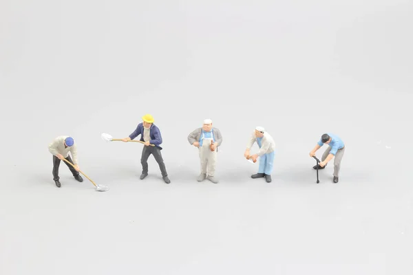 Die Miniarbeiter isolieren sich auf weißem Grund — Stockfoto