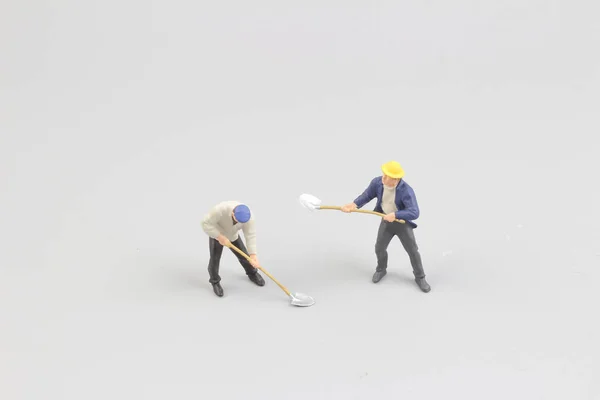 Die Miniarbeiter isolieren sich auf weißem Grund — Stockfoto