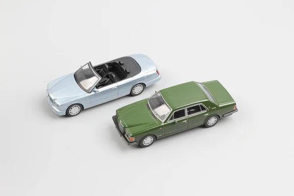 화이트에 고립 된 장난감 컨버터블 자동차 — 스톡 사진