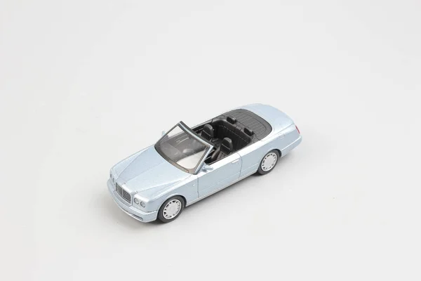 Beyaz izole oyuncak Cabrio araba — Stok fotoğraf