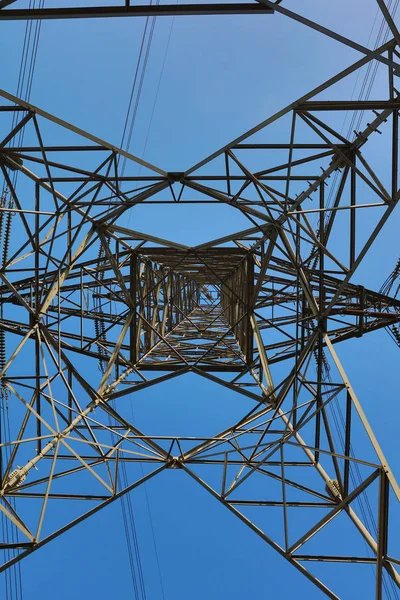 Högspänning inlägg. Högspännings-tower sky — Stockfoto