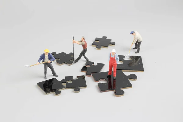 Mini minuscoli costruttori in cantiere puzzle — Foto Stock