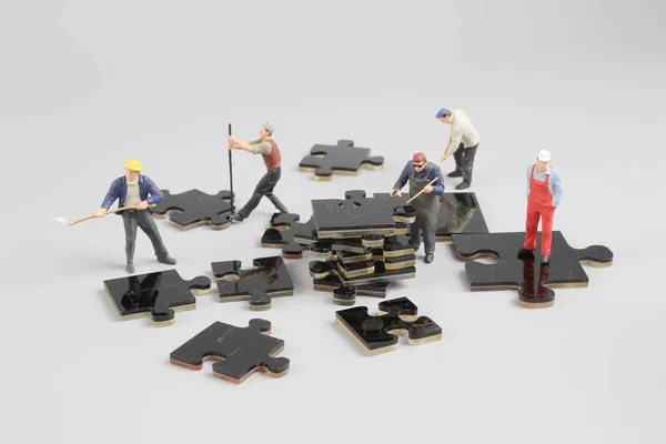 Mini minuscoli costruttori in cantiere puzzle — Foto Stock