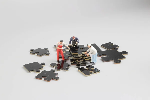 Mini minuscoli costruttori in cantiere puzzle — Foto Stock