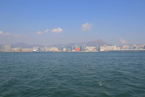 Paisaje urbano de Hong Kong con puerto victorioso y gran grupo de tal — Foto de Stock