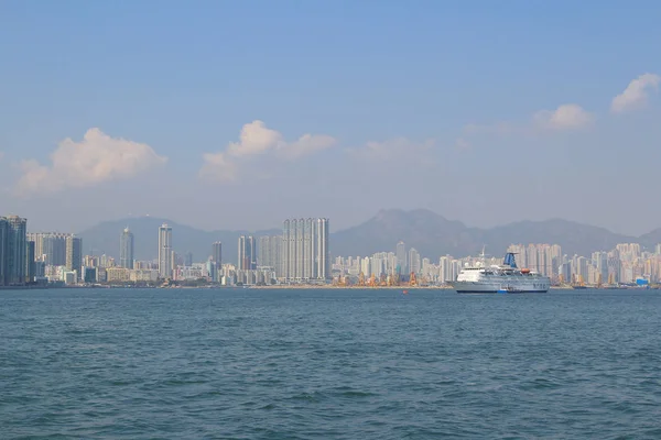 Paisaje urbano de Hong Kong con puerto victorioso y gran grupo de tal — Foto de Stock