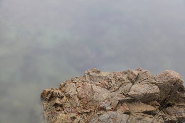 Dalgalar çizgi etkisi rock sahilde kirpik.