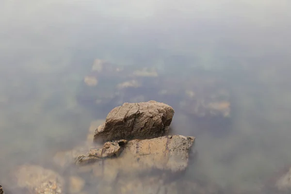 Vlny omývající linie nárazu skály na pláži — Stock fotografie