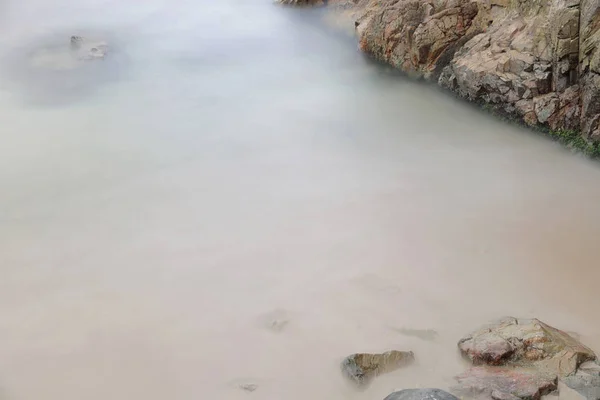 Vlny omývající linie nárazu skály na pláži — Stock fotografie