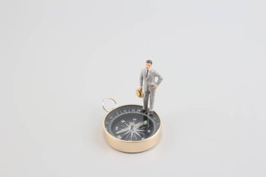 Mini figür ayakta bir pusula