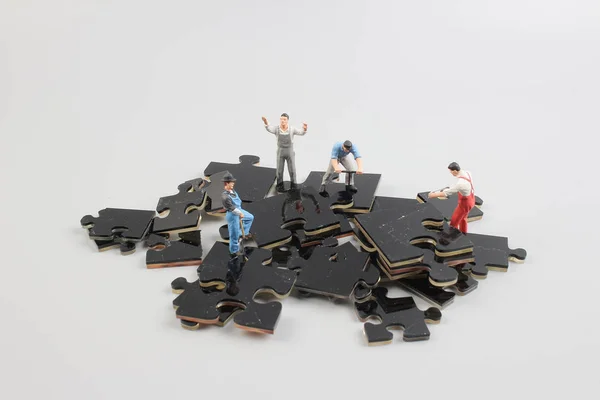 Equipe de negócios construindo peças de quebra-cabeça juntos — Fotografia de Stock