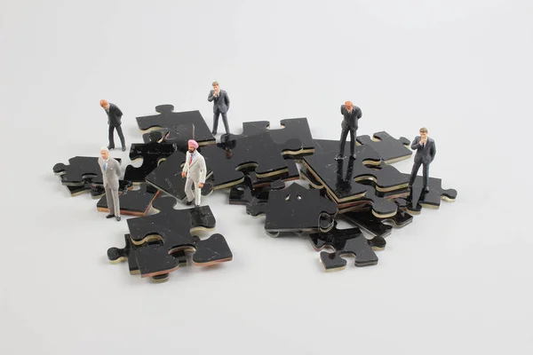 Business-Team baut Puzzleteile zusammen — Stockfoto
