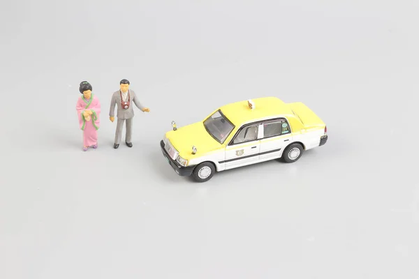 Tiny van speelgoed taxi met de figuur van de reiziger — Stockfoto