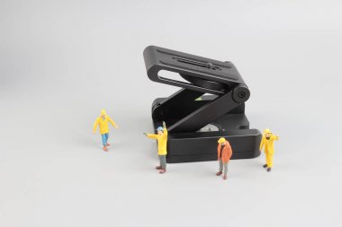 Grup inşaat işçileri araç tamir