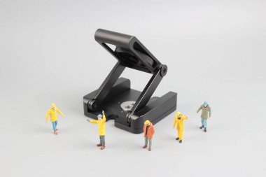 Grup inşaat işçileri araç tamir