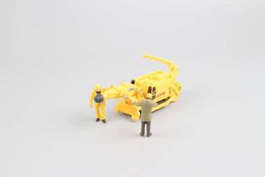 bir adam kazma beton yol küçük rakam