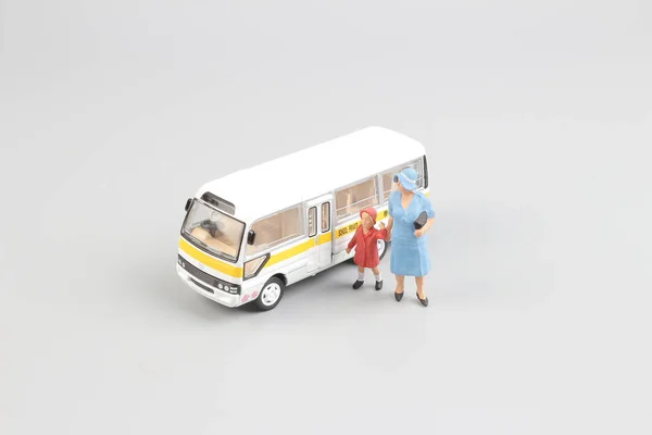 Modelo de juguete de autobús escolar amarillo con figura — Foto de Stock