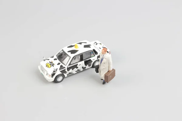 Minuscule de taxi jouet avec la figure du voyageur — Photo
