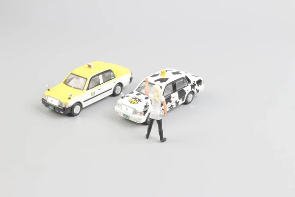 Minuscolo di giocattolo taxi con il viaggiatore figura — Foto Stock