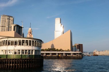 Tsim Sha Tsui palamarla ve bekleyen yolcular için