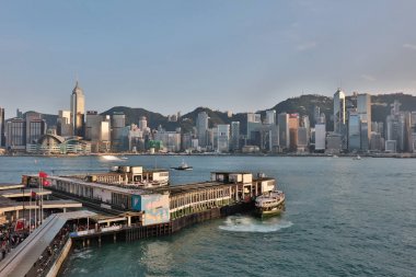 Tsim Sha Tsui Star Ferry Pier Kong'da mavi gökyüzü ile