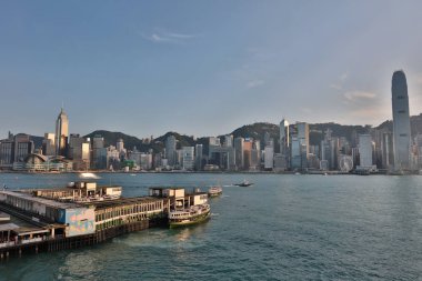 Tsim Sha Tsui Star Ferry Pier Kong'da mavi gökyüzü ile