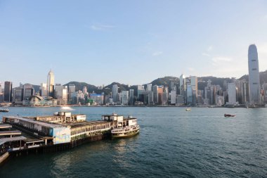 Tsim Sha Tsui Star Ferry Pier Kong'da mavi gökyüzü ile