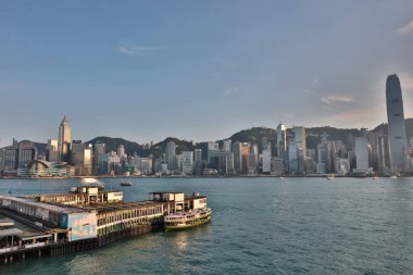 Tsim Sha Tsui Star Ferry Pier Kong'da mavi gökyüzü ile