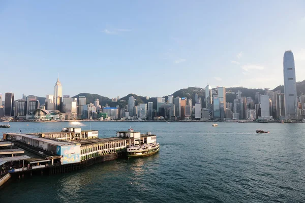 尖沙咀スターフェリー埠頭と hk の青い空 — ストック写真