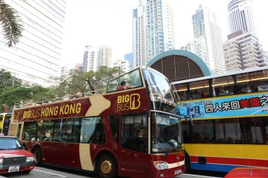 Gezi otobüsü. Turistler açık top tur otobüsü seviyorum 