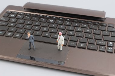 Mini işçi bir laptop anahtar kartı tamir.