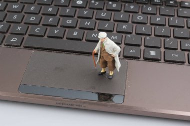 Mini işçi bir laptop anahtar kartı tamir.