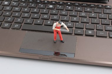 Mini işçi bir laptop anahtar kartı tamir.