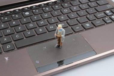 Mini işçi bir laptop anahtar kartı tamir.