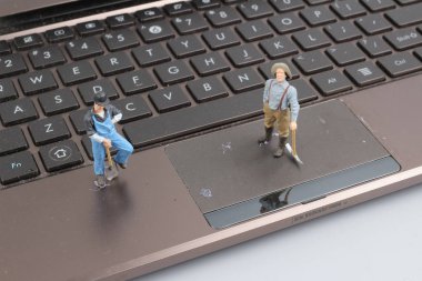 Mini işçi bir laptop anahtar kartı tamir.