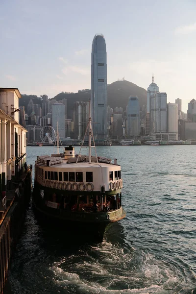 Tsim Sha Tsui moored and waiting for passengers — Stock Photo, Image