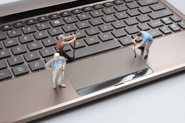 Міні-Workmen ремонт ноутбук ключ борту. — стокове фото