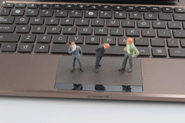 Мини-рабочие чинят клавиатуру ноутбука . — стоковое фото