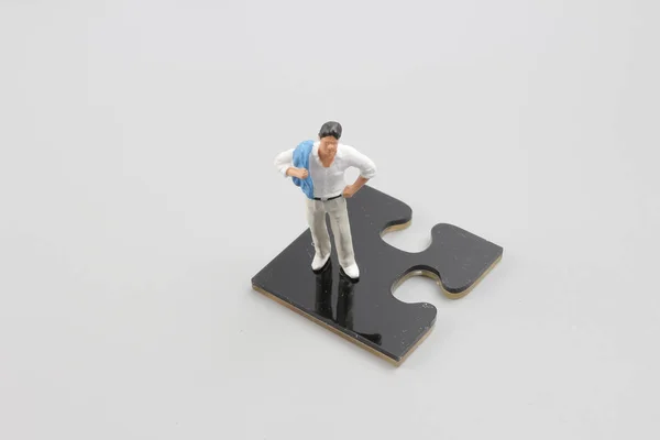 E collaborare tenendo in piedi pezzi puzzle con le imprese — Foto Stock