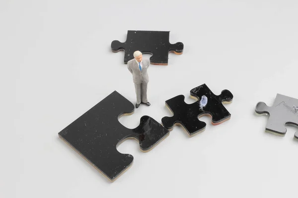 E collaborare tenendo in piedi pezzi puzzle con le imprese — Foto Stock