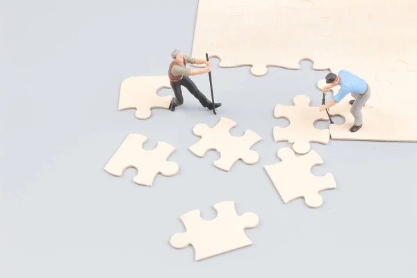 Persone collaborano tenendo su pezzi puzzle — Foto Stock